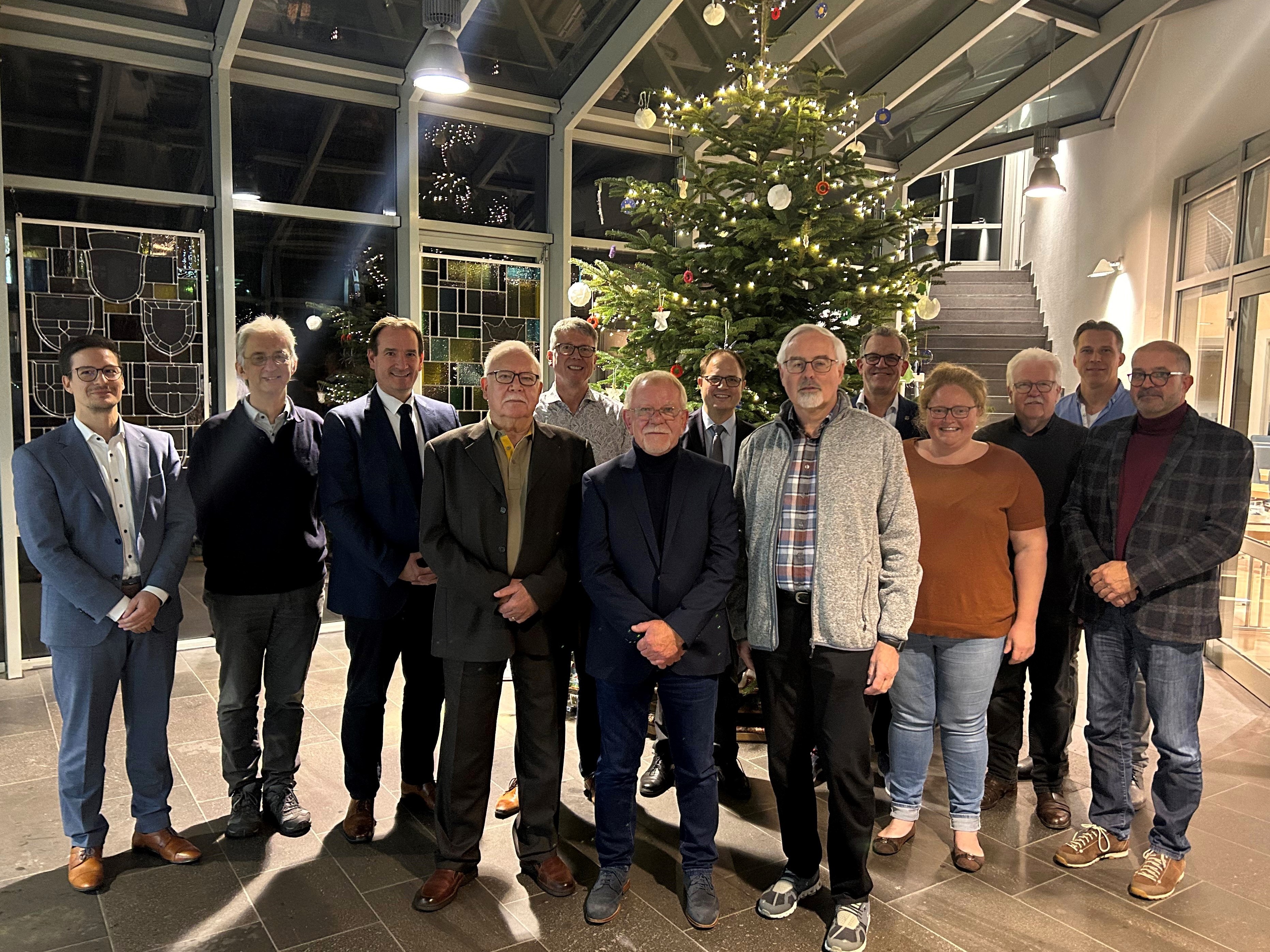 Die Mitglieder des Kuratoriums der Bürgerstiftung stehen im Foyer des Rathauses der VG Weißenthurm vor dem Weihnachtsbaum.