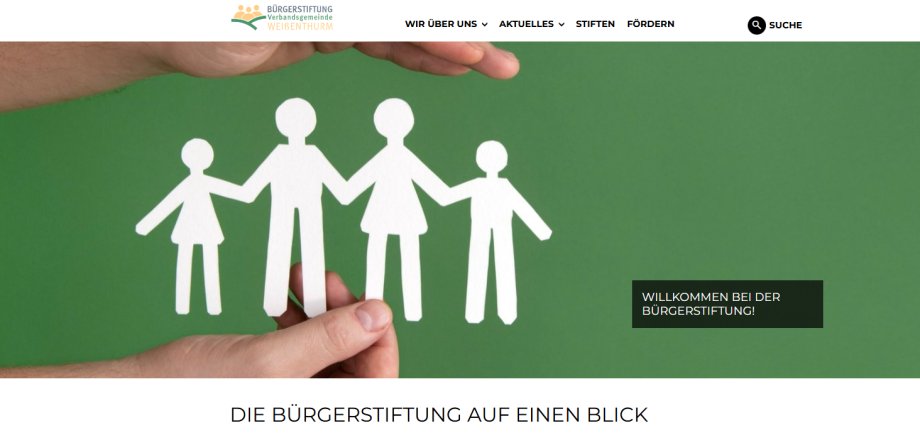Screenshot Internetseite Bürgerstiftung Zu sehen ist die Startseite der Internetseite mit aus Papier ausgeschnittenen, weißen Personenumrissen vor einem grünen Hintergrund, die von zwei Händen gehalten werden.